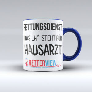Weiße Retterview Tasse mit kobaltblauem Henkel / Rand und Aufdruck "Rettungsdienst das H steht für Hausarzt" und dem Retterview