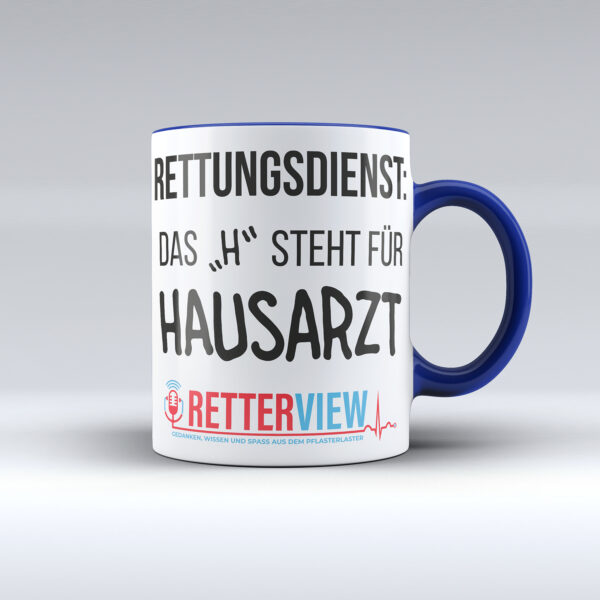Weiße Retterview Tasse mit kobaltblauem Henkel / Rand und Aufdruck "Rettungsdienst das H steht für Hausarzt" und dem Retterview