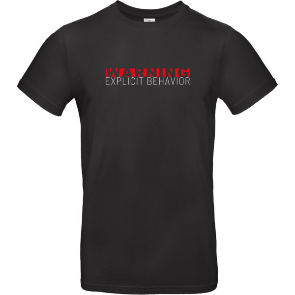 Schwarzes Herren Shirt mit "Warning Explicit Behavior" Schriftzug als Aufdruck. Der Aufdruck auf dem T-Shirt besteht aus zwei Zeilen, in Zeile eins steht "Warning" in rot und darunter "Explicit Behavior" in weißer Schrift.