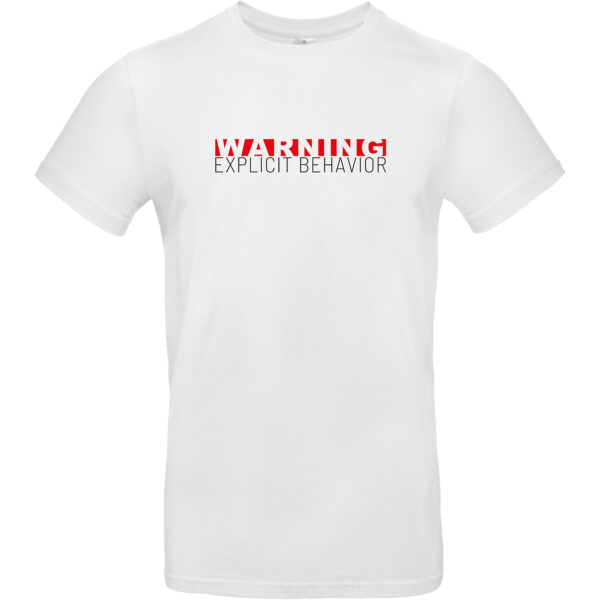 Weißes Herren Shirt mit "Warning Explicit Behavior" Schriftzug als Aufdruck. Der Aufdruck auf dem T-Shirt besteht aus zwei Zeilen, in Zeile eins steht "Warning" in rot und darunter "Explicit Behavior" in schwarzer Schrift
