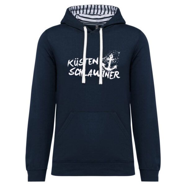 Navyblauer Ostsee Hoodie mit maritimem Küstenmotiv: weiße Aufschrift ‚Küstenschlawiner‘, stilisiert mit Anker.