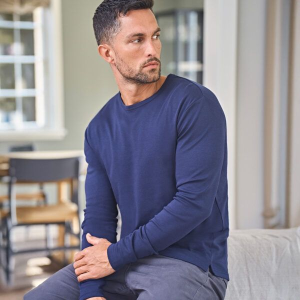 Junger Herr in navy farbigem Langarm Shirt