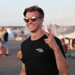 Jongen met zonnebril en vredesteken