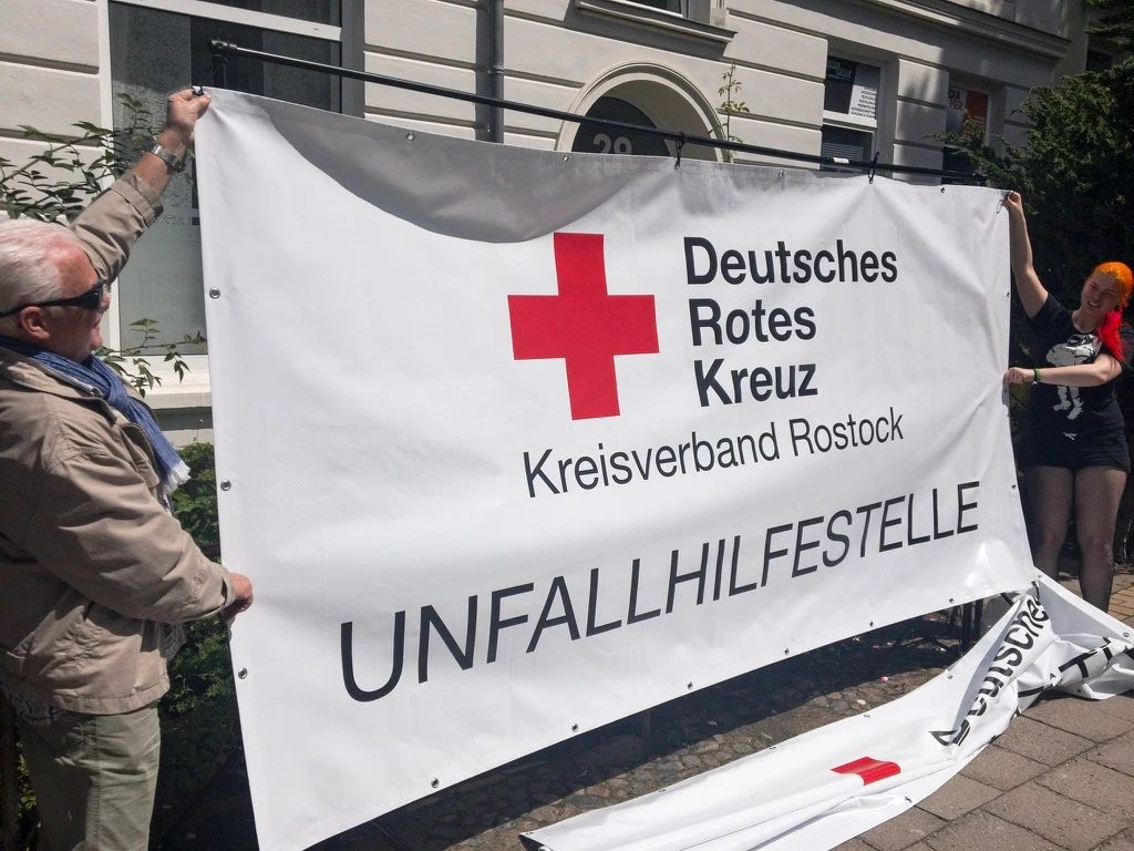 Großes Banner mit DRK- und Unfallhilfestellen-Beschriftung