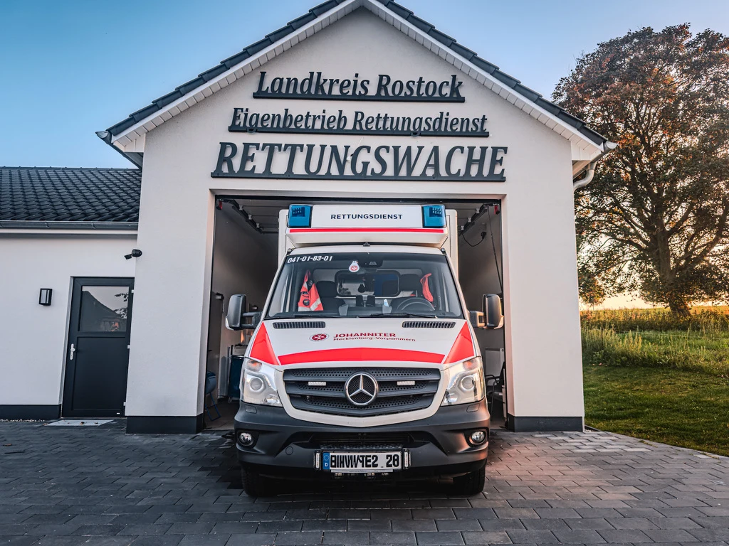 Rettungswagen vor einer Rettungswache