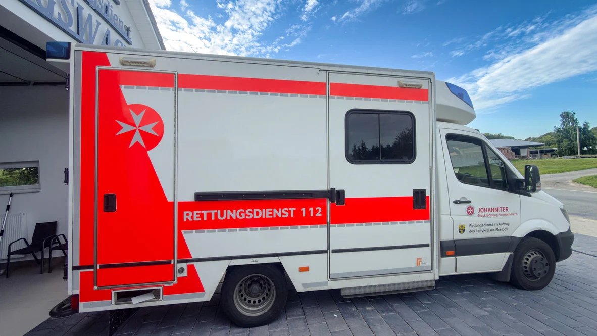 Rettungswagen mit rot-weißer Seitenbeklebung