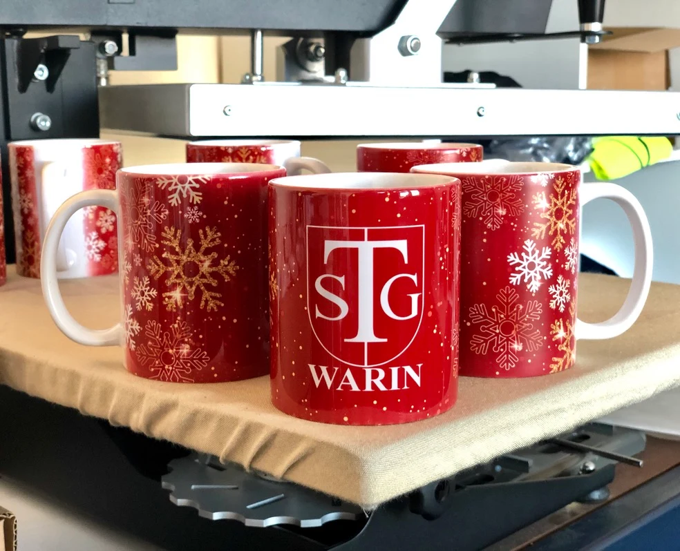 Weihnachtliche Tassen mit Vereinsmotiv in der Werkstatt
