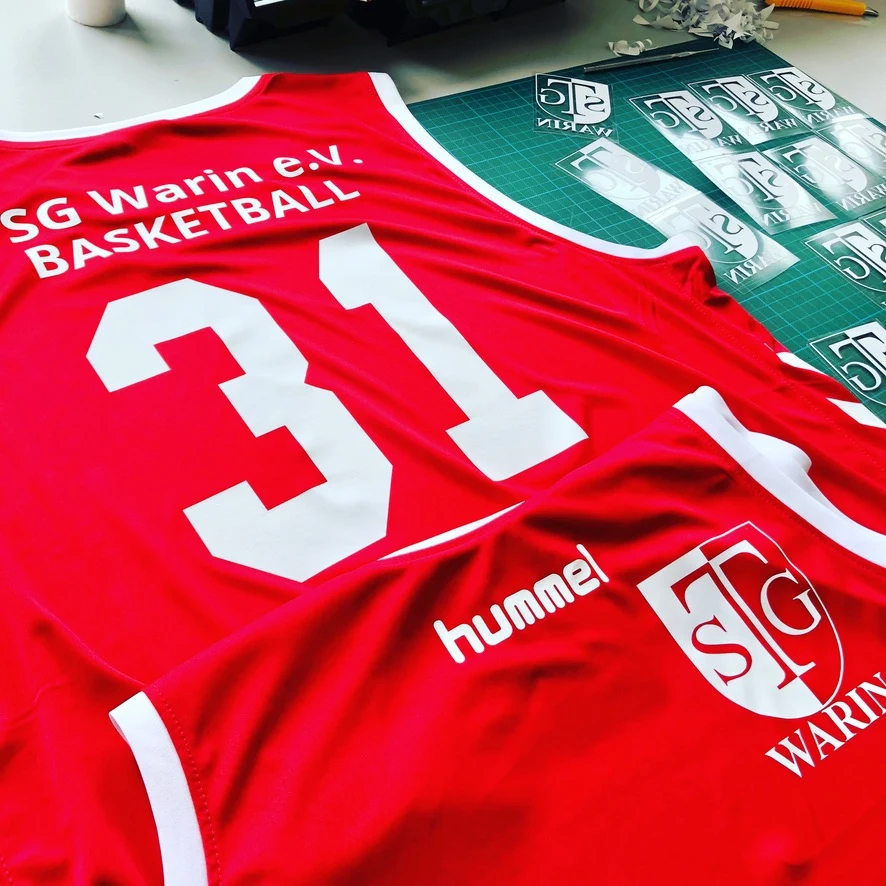 Rotes Basketballtrikot mit Vereinsmotiv und Rückennummer 31